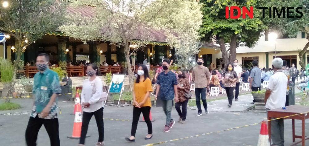 Umat katolik usai mengikuti misa Natal di Gereja HKTY Ganjuran. IDN Times/Daruwaskita