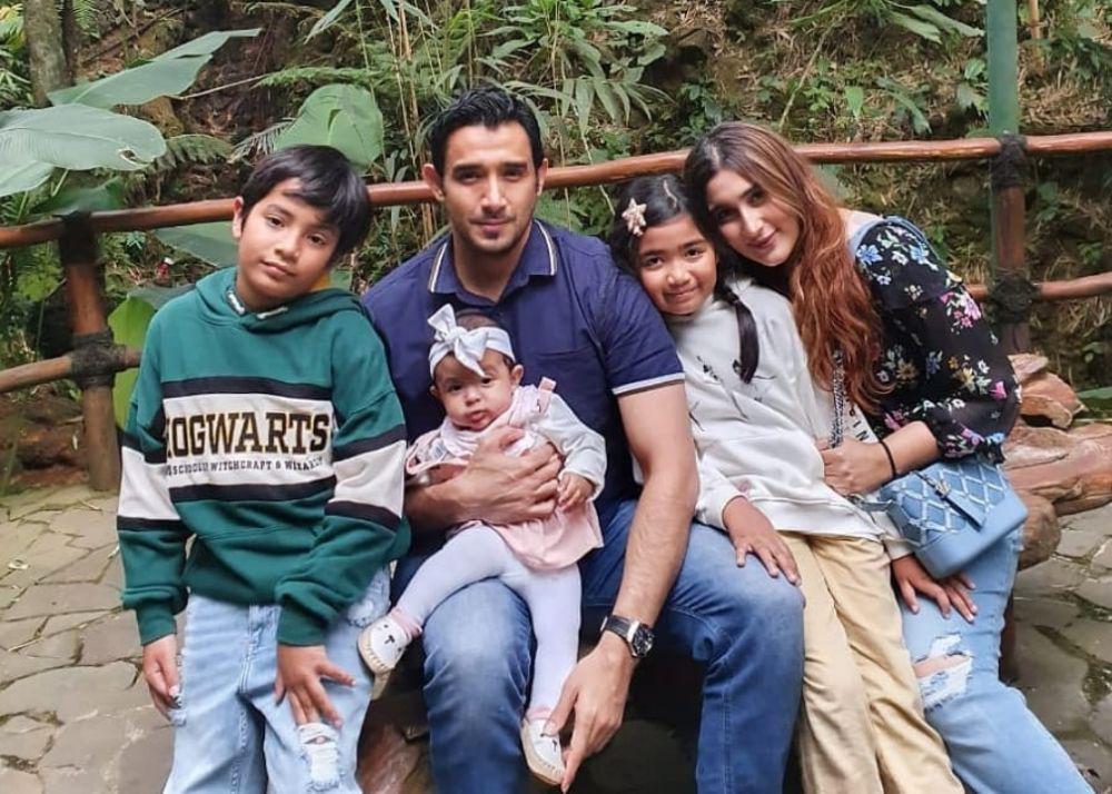Adem Ayem, 9 Potret Keluarga Bahagia Tania Nadira di Pernikahan Kedua