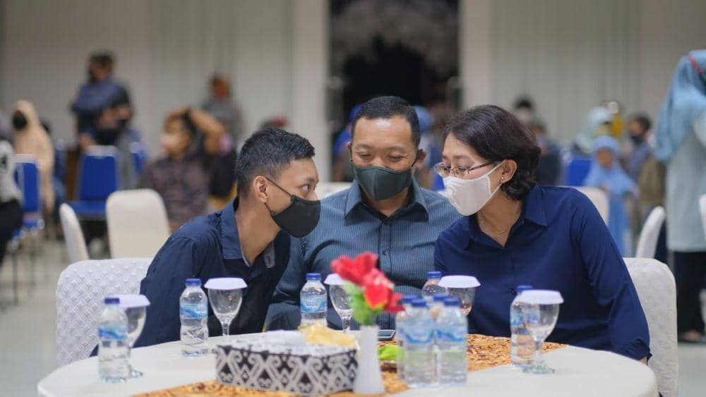 Dandim 0905 Balikpapan Kolonel Arm I Gusti Agung Putu Sujarnawa dan keluarga (Dok.IDN Times/Istimewa)