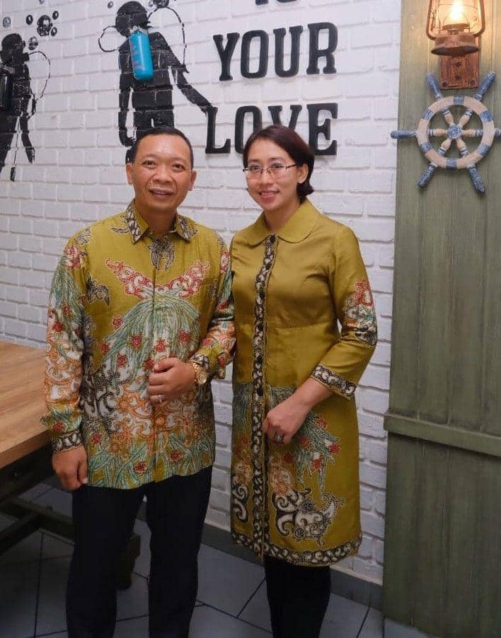 Dandim 0905 Balikpapan Kolonel Arm I Gusti Agung Putu Sujarnawa dan istri (Dok.IDN Times/Istimewa)