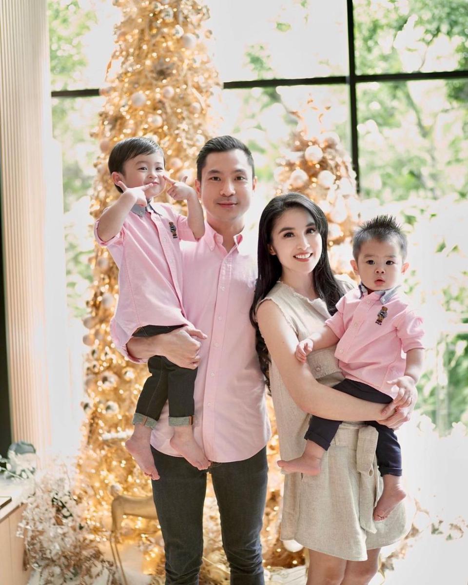 11 Potret Sandra Dewi dengan Pohon Natal dan Tas Branded