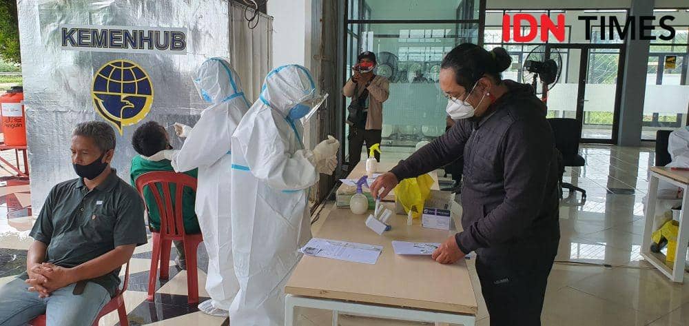 Pelaksanaan rapid test di Terminal Jatijajar. (IDNTimes/Dicky)