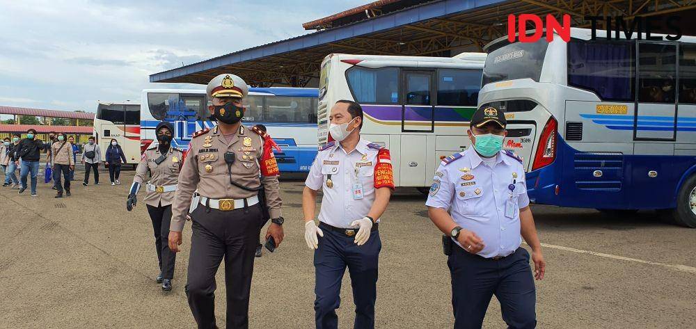 Dishub, BPTJ, dan Satlantas Polrestro Depok melakukan pengecekan di Terminal Jatijajar. (IDNTimes/Dicky)