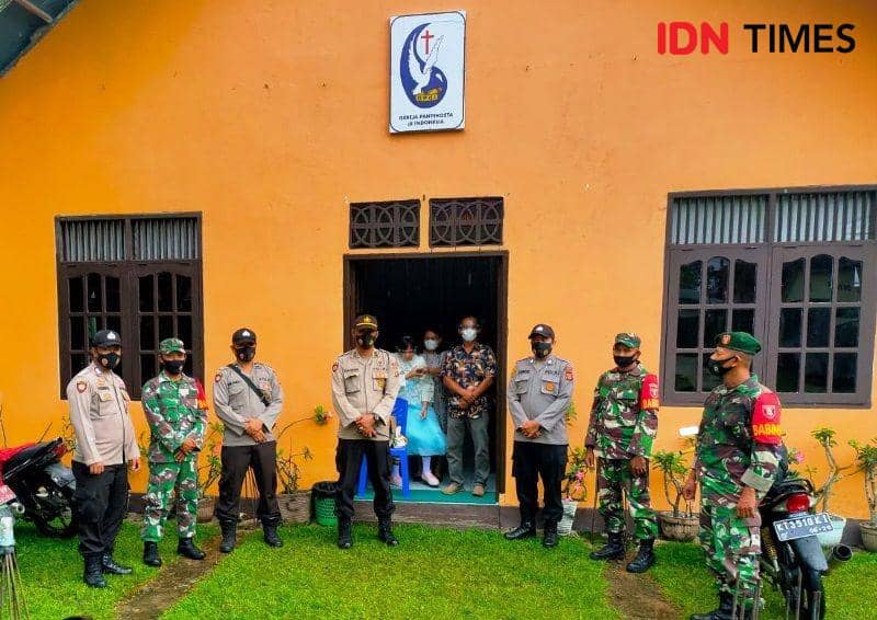Anggota TNI dan POLRI bersama-sama menjaga pelayanaan ibadah natal di salah satu gereja di PPU (IDN Times/Ervan Masbanjar)