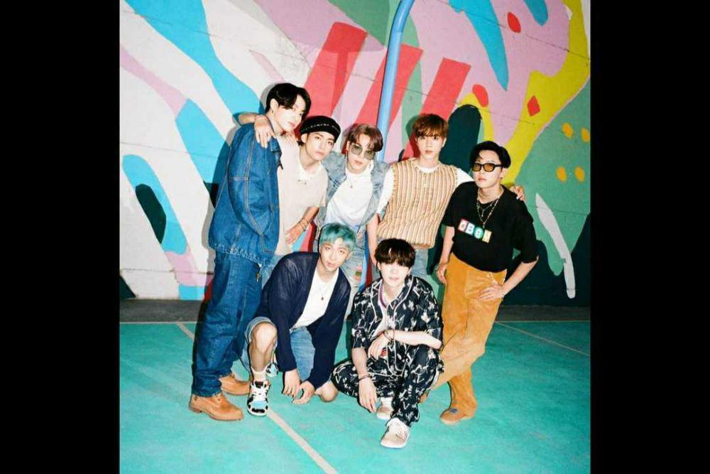 Ada 'Snow Flower', Ini 9 Lagu Natal yang Dinyanyikan Member BTS