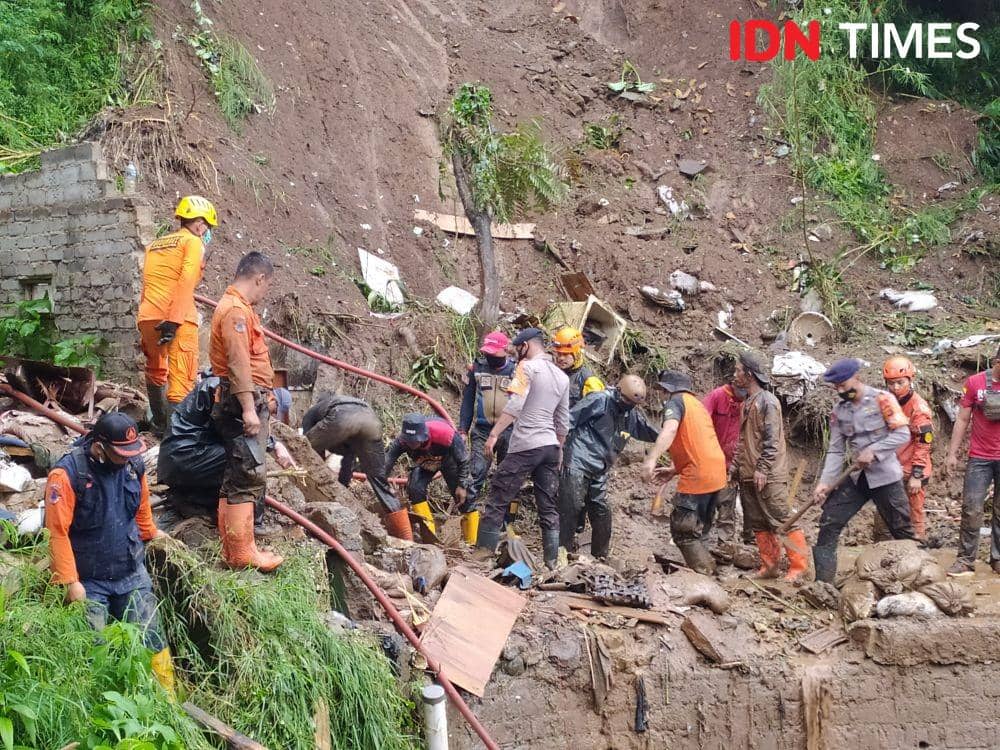 Petugas melakukan pencarian korban di lokasi longsor Lembang. (IDN Times/Bagus F)