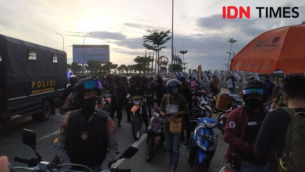 Brimob Polda Sulsel dan tim gabungan merazia pelanggar protokol kesehatan di anjungan Pantai Losari. IDN Times/Sahrul Ramadan