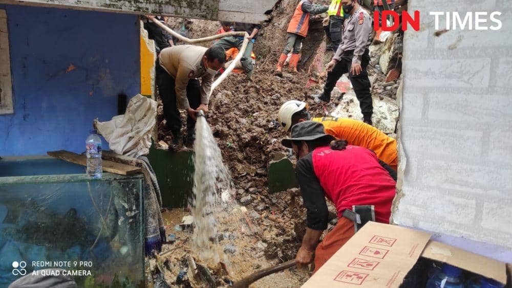 Petugas lakukan pencarian korban longsor Lembang. (IDN Times/Bagus F)