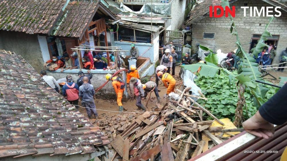 Petugas lakukan pencarian korban longsor Lembang. (IDN Times/Bagus F)