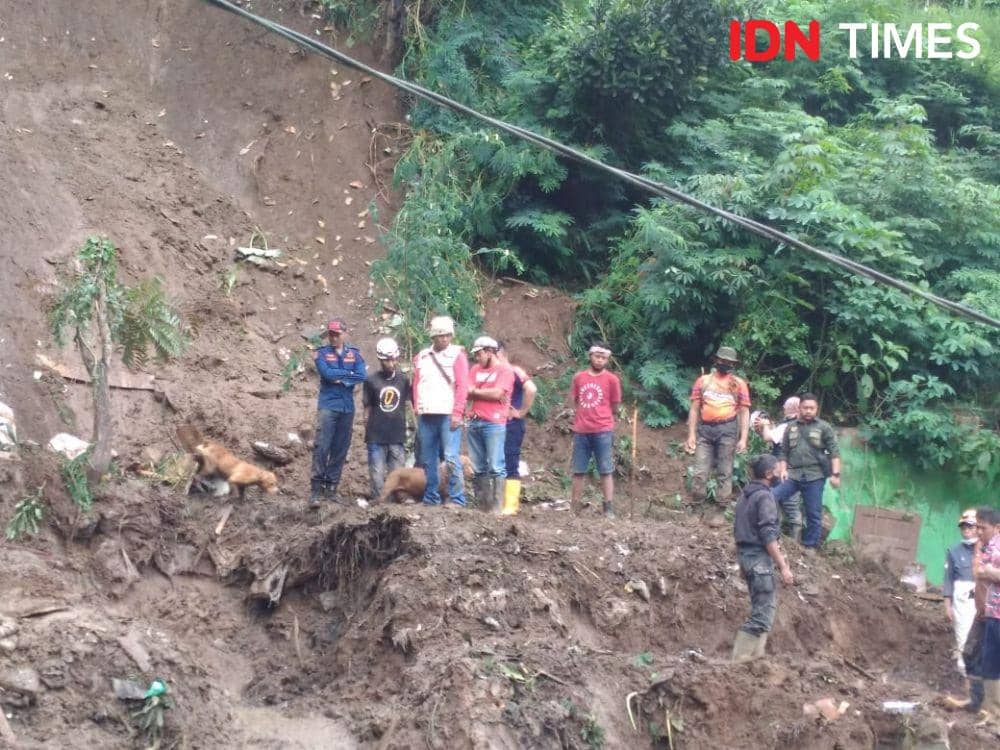 Petugas lakukan pencarian korban longsor Lembang. (IDN Times/Bagus F)