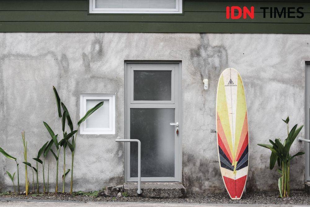 Menengok Hunting Hi & Low, Penginapan Unik Para Surfers di Batu Karas