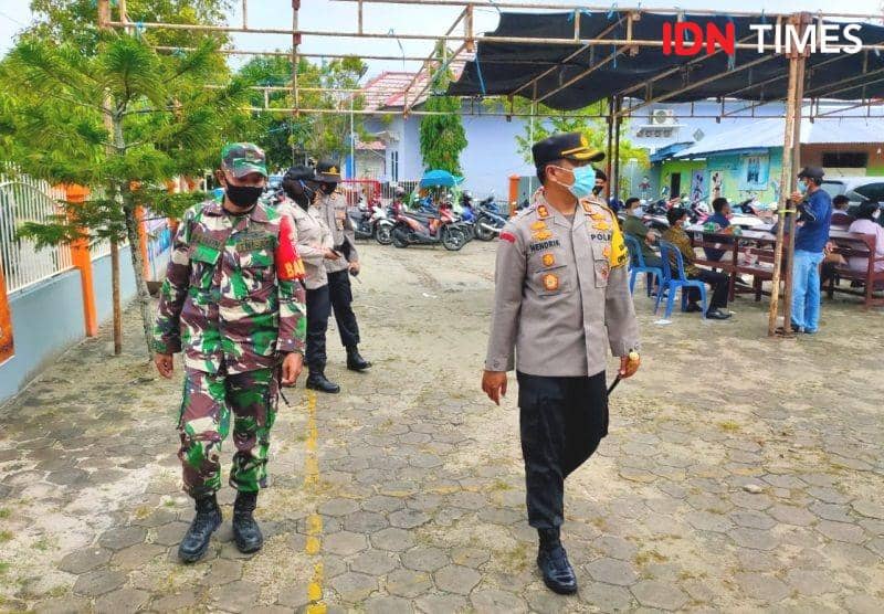 Kapolres AKPB Hendrik Hermawan bersama anggota Koramil memantau ibadah Natal di PPU (IDN TImes/ Ervan Masbanjar)