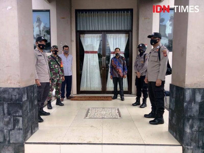 Petugas TNI dan Polri lakukan pengamanan ibadah perayaan Natal di PPU (IDN Times/Ervan Masbanjar)