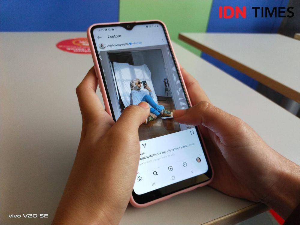 Ilustrasi mengunggah foto di media sosial (IDN Times/Dhiya Awlia Azzahra)