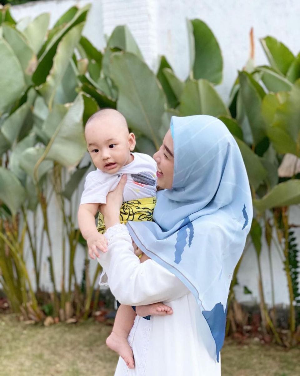 10 Momen Manis Lindswell Kwok Momong Baby Zubayr, Keibuan!