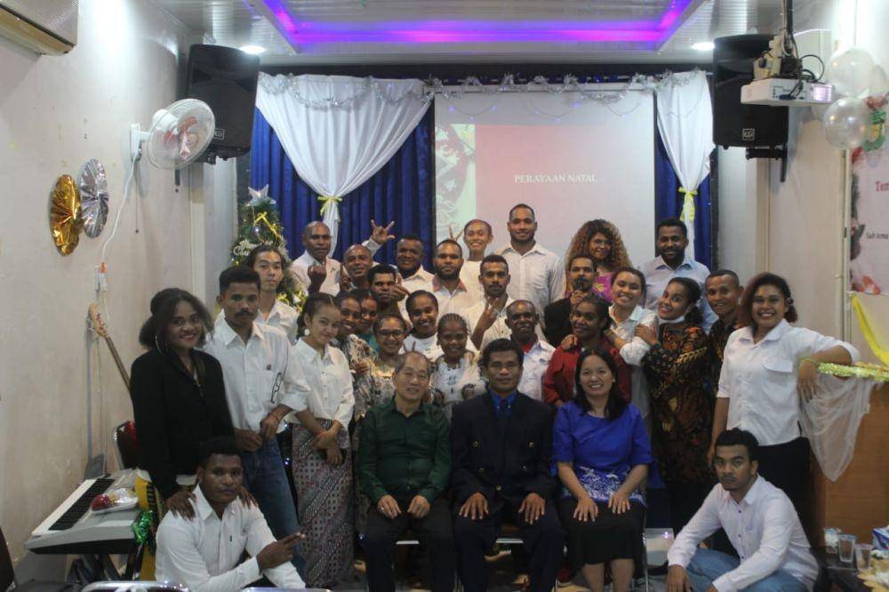 Yuspani bersama mahasiswa asal Papua lainnya di Aceh ketika merayakan Natal (IDN Times/Istimewa)