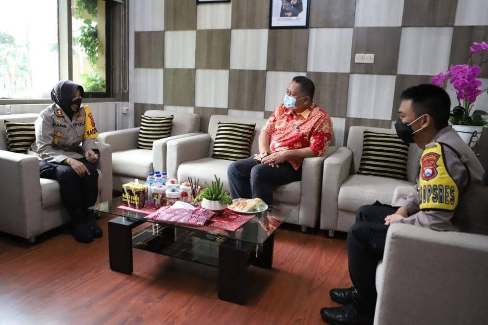 Plt Wali Kota Surabaya, Whisnu Sakti Buana saat kunjungan ke Mapolres Tanjung Perak, Sabtu (26/12/2020).