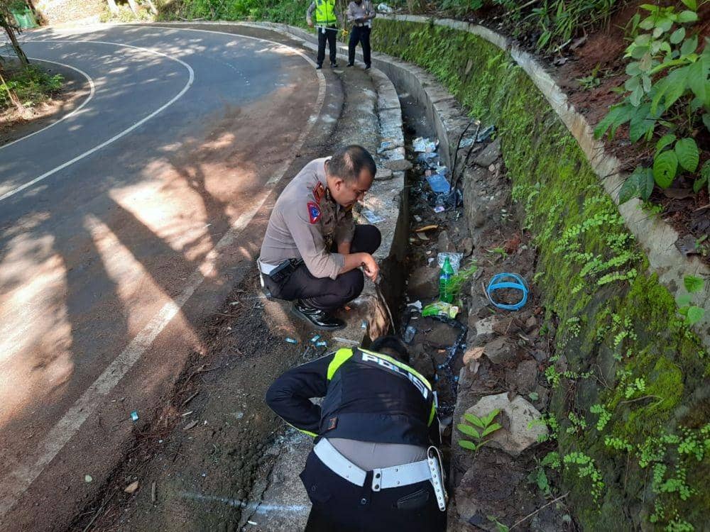 Laka tunggal minibus yang membawa wistawan di Jalan Imogiri-Dlingo. IDN Times/Istimewa