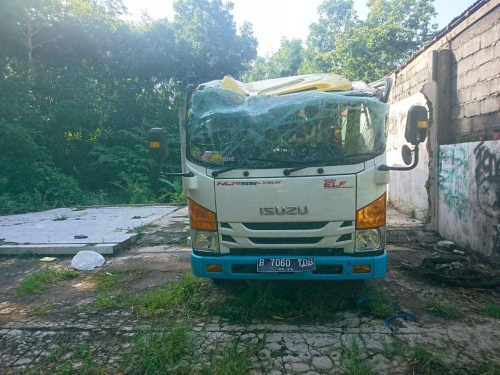 Minibus Berisi Wisatawan asal Jakarta Terguling di Dlingo Bantul
