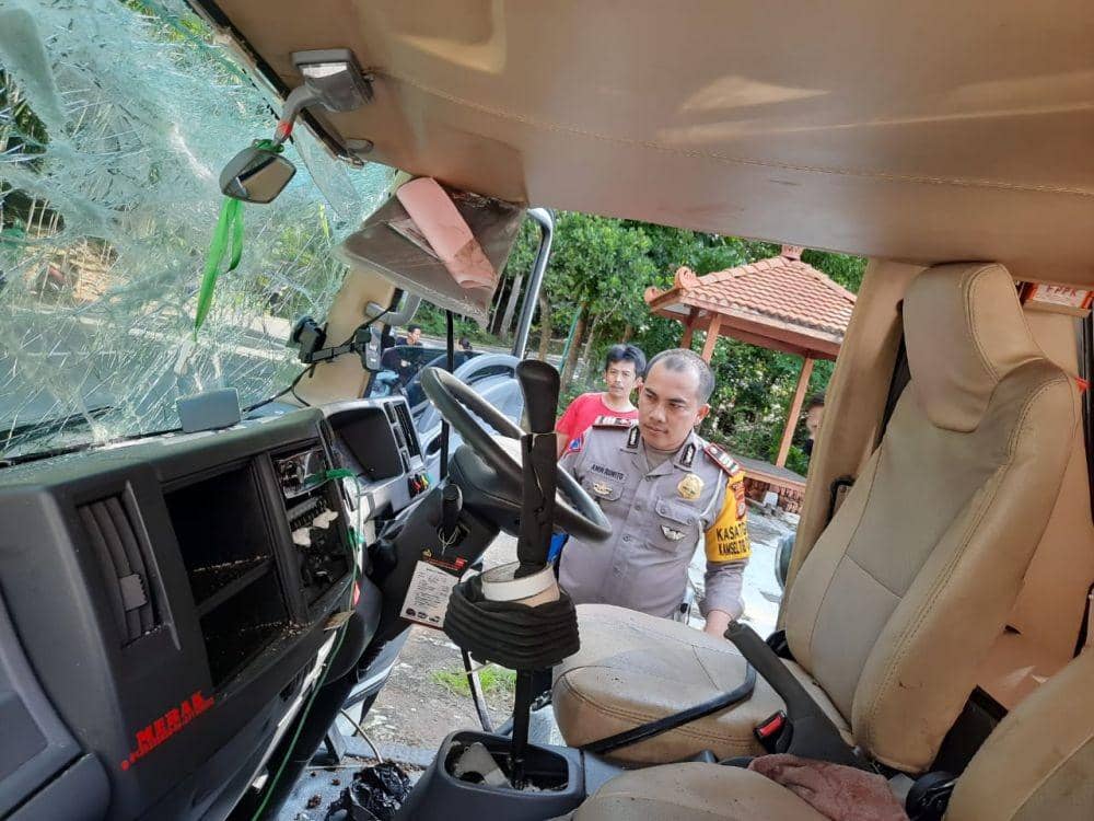 Laka tunggal minibus yang membawa wistawan di Jalan Imogiri-Dlingo. IDN Times/Istimewa