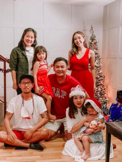 9 Sukacita Perayaan Natal Gisel dan Wijaya Saputra, Kumpul Keluarga!