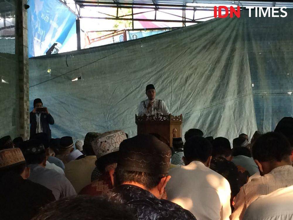 Jemaah Ahmadiyah menunaikan salat Idul Adha di pelataran masjid (IDN Times/Irfan Fathurohman)