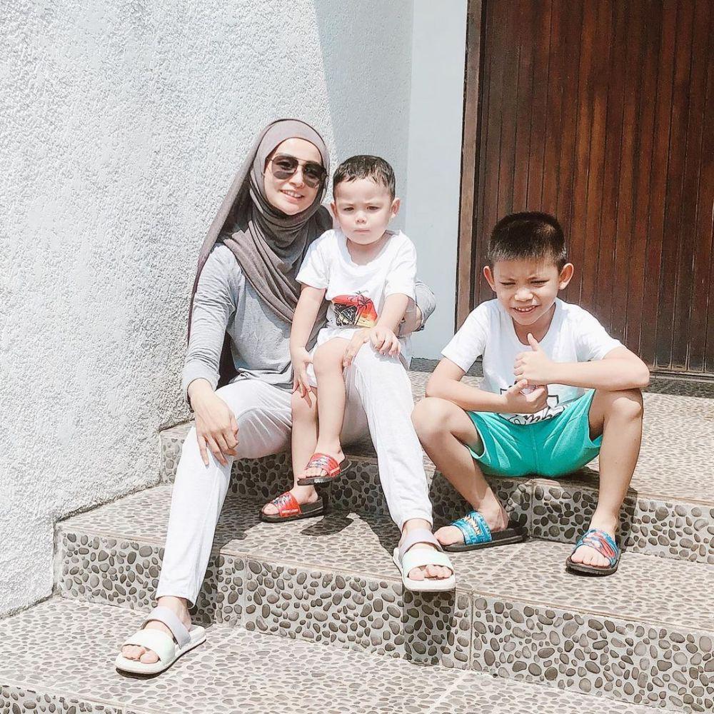 10 Potret Telaten Soraya Larasati Asuh Kedua Anaknya, Keibuan Banget!