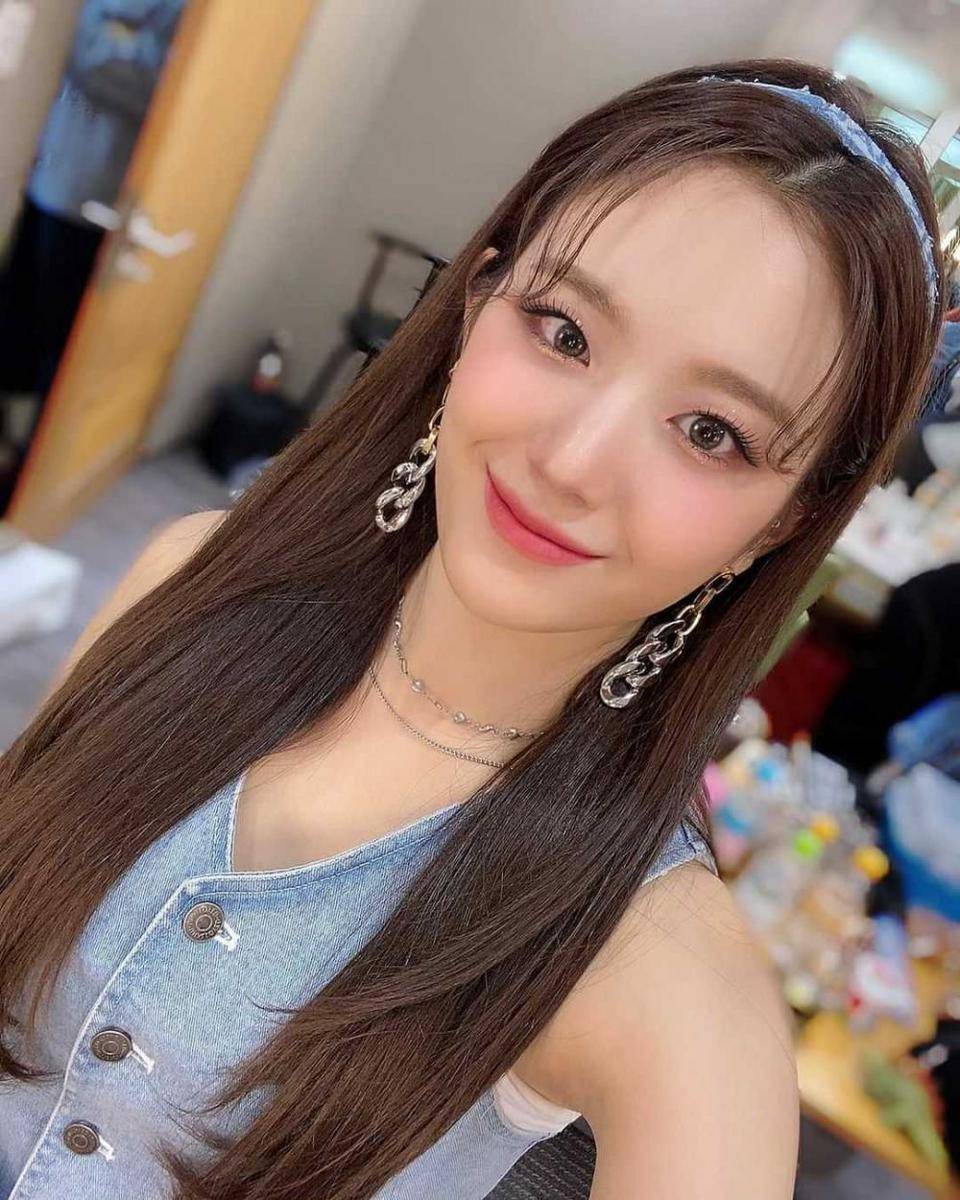 instagram.com/officialfromis_9