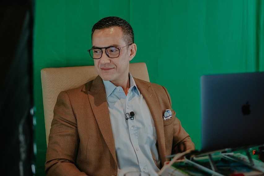 10 Potret Awet Muda Ferdy Hasan di Usia 47 Tahun, Makin Berkarisma!