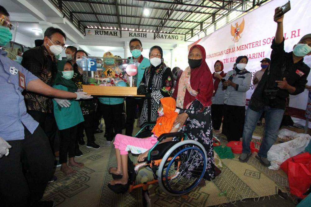 Pemberian bantuan bagi kaum difabel. Dok. IDN Times/Istimewa