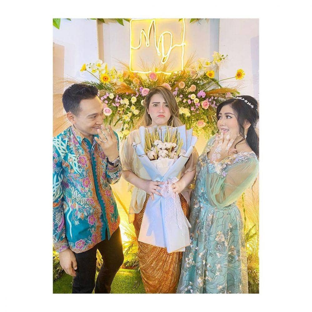 9 Potret Bahagia Lamaran Mella Rosa, Adik Via Vallen