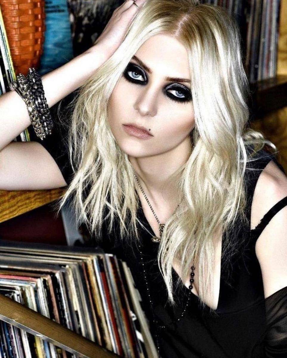 instagram.com/taylormomsen