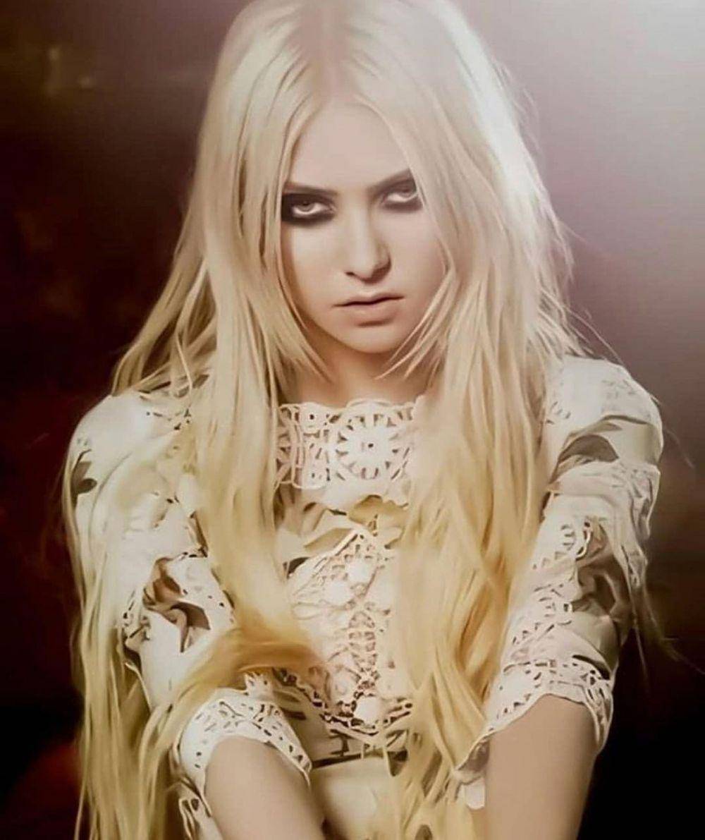 instagram.com/taylormomsen