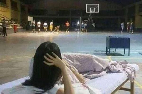 10 Potret Nungguin Pacar Ini Kocak, Berasa Dikacangin Gak Sih?