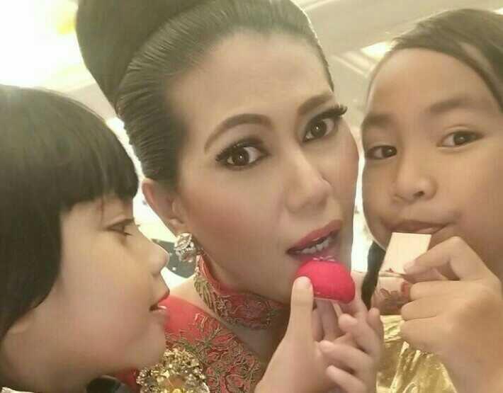 Dijuluki Ibu Terkejam, 10 Potret Manis Helsi Herlinda dan Putrinya