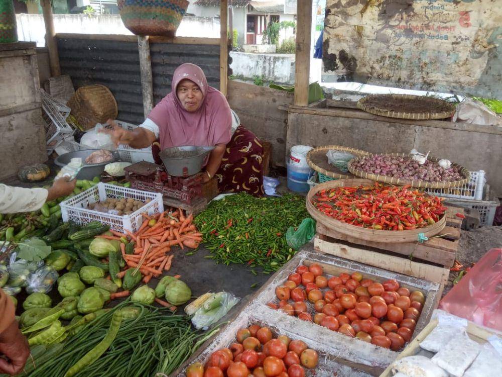 Pedagang sayur di pasar tradisional Jenggawah, Jember. IDN Times/Mohamad Ulil Albab