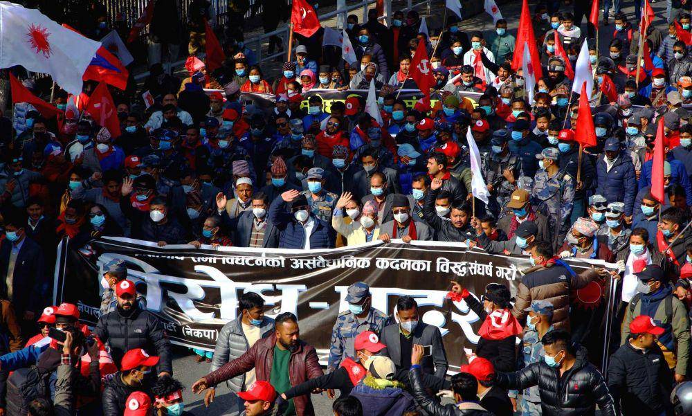 Puluhan ribu rakyat Nepal memadati jalanan Kathmandu dalam aksi protes, mengganggu lalu lintas ibukota Khatmandu. (twitter.com/Barsha Shah)