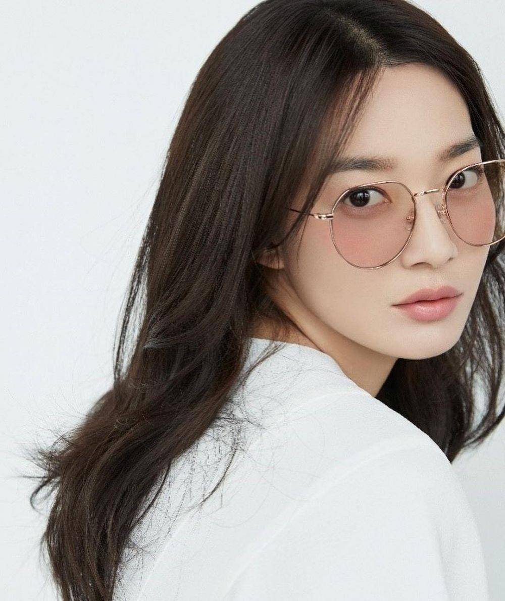 Shin Min Ah (instagram.com/illusomina)