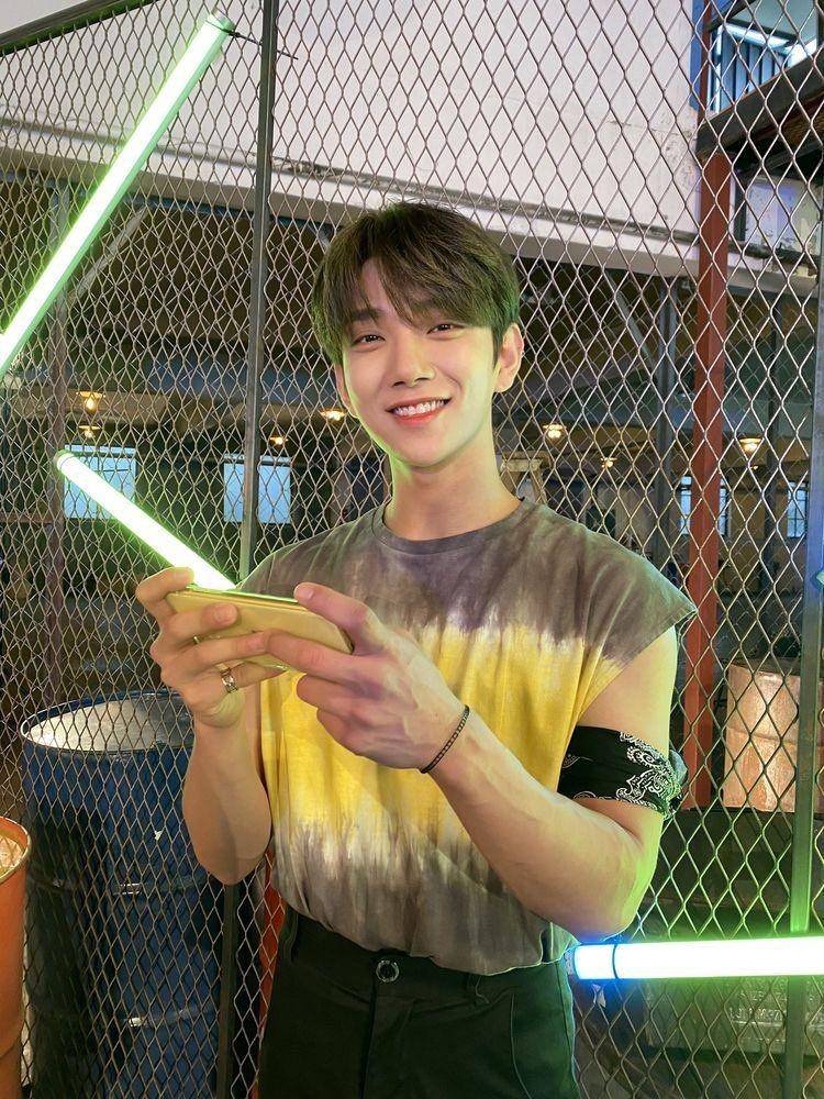 Joshua SEVENTEEN (twitter.com/pledis_17)