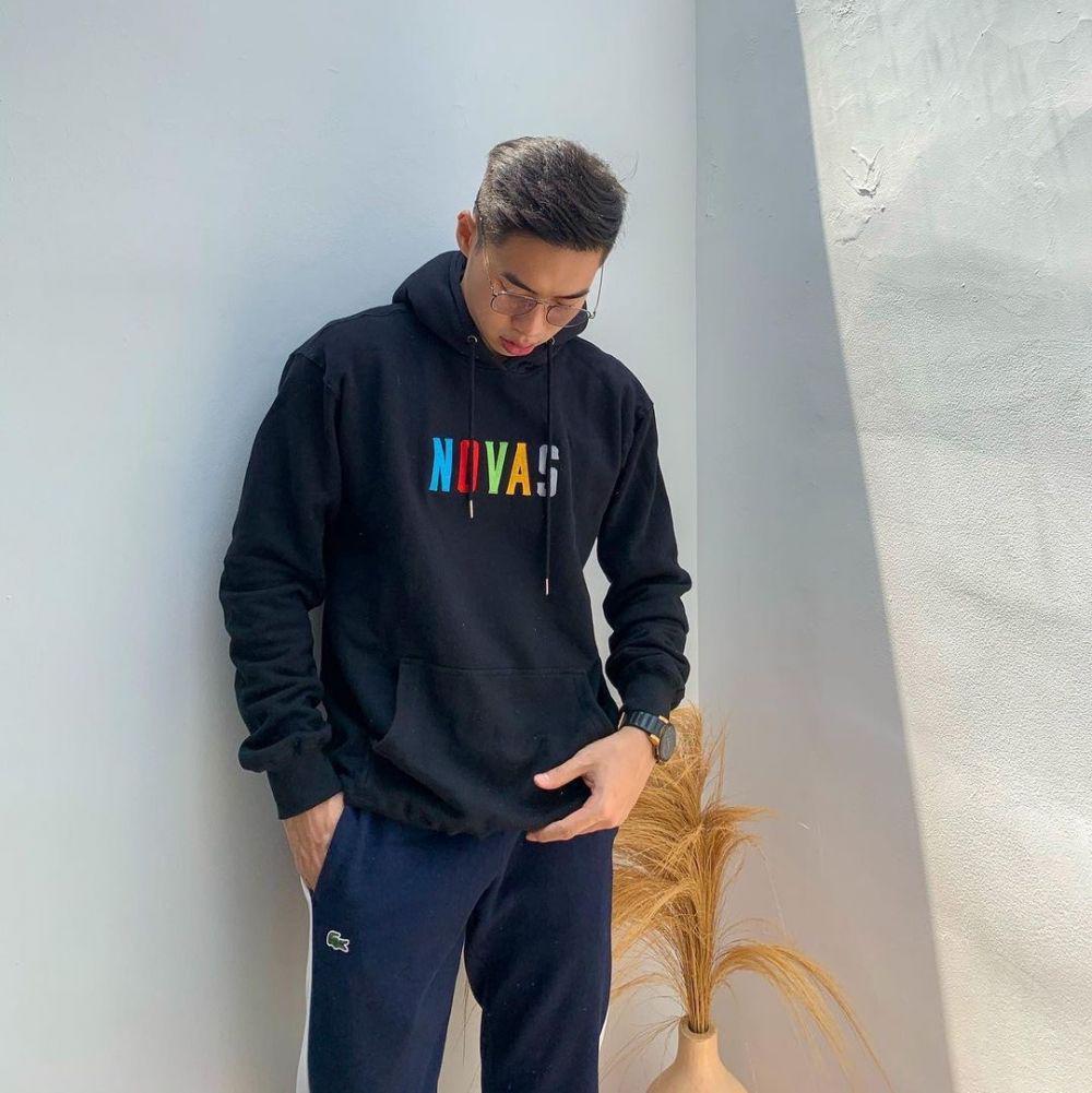 9 Mix and Match OOTD Serba Hitam untuk Hangout ala Vincentius Jordan