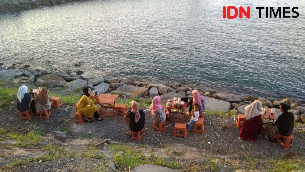 Ngopi sambil menikmati sunset di Kota Banda Aceh (IDN Times/Saifullah)