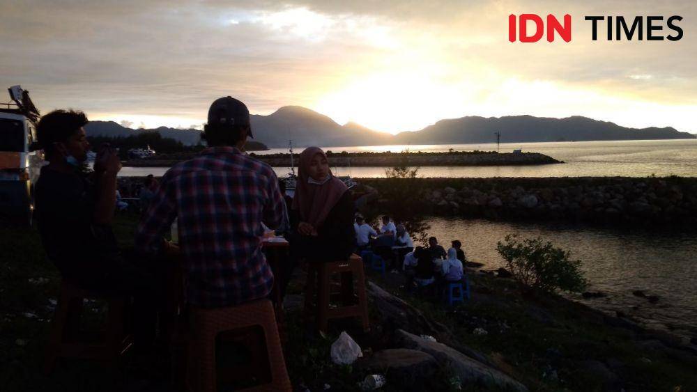 Ngopi sambil menikmati sunset di Kota Banda Aceh (IDN Times/Saifullah)
