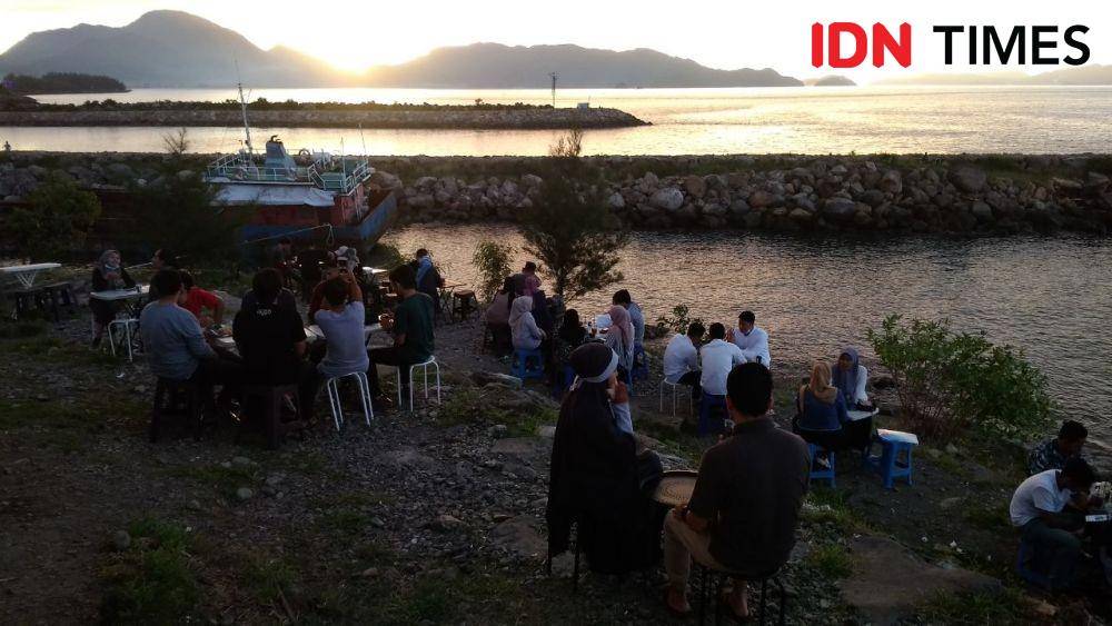 Ngopi sambil menikmati sunset di Kota Banda Aceh (IDN Times/Saifullah)
