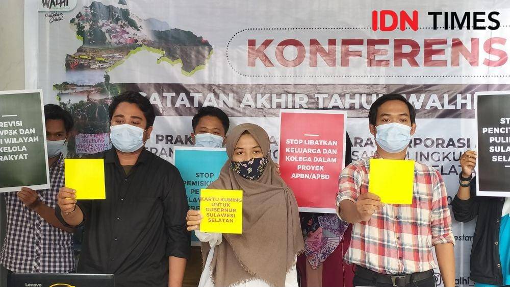 WALHI menunjukkan rekomendasi untuk Gubernur Sulsel saat konferensi pers catatan akhir tahun di sekretariatnya, Rabu (30/12/2020). IDN Times/Asrhawi Muin
