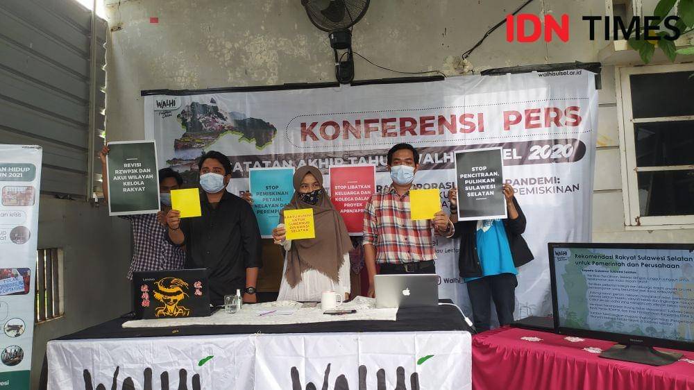 WALHI menunjukkan rekomendasi untuk Gubernur Sulsel saat konferensi pers catatan akhir tahun di sekretariatnya, Rabu (30/12/2020). IDN Times/Asrhawi Muin