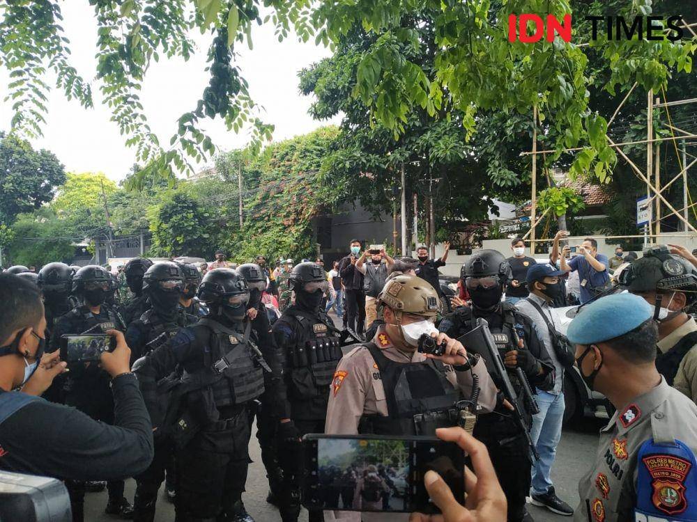 Polisi datangi markas FPI pada Rabu (30/12/2020) (IDN Times/Sandy Firdaus)