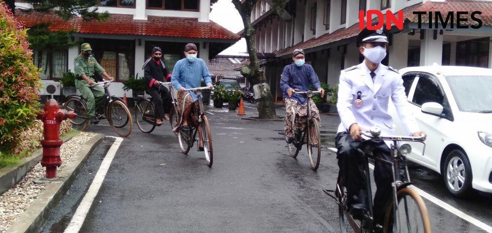 Usai Dilantik sebagai Lurah, Durori Pulang Mengayuh Sepeda Onthel