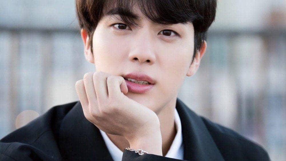 10 Fakta dan Potret Selfie Jin BTS yang Kocak Abis, Bikin Terhibur!