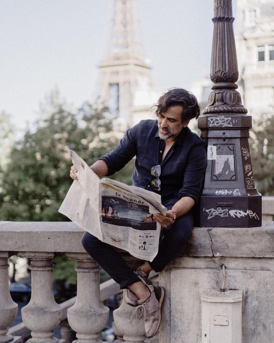 10 Ide Padu Padan Kemeja ala Aktor Jeremy Thomas yang Stylish Abis!