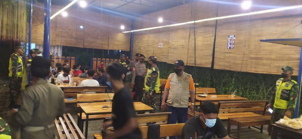 Tim Satgas COVID-19 Tulungagung lakukan sosialisasi pemberlakuan jam malam, IDN Times/ istimewa